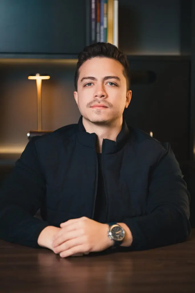 Victor Della Volpe de frente sentado em a uma mesa - CEO da Engenharia Della Volpe