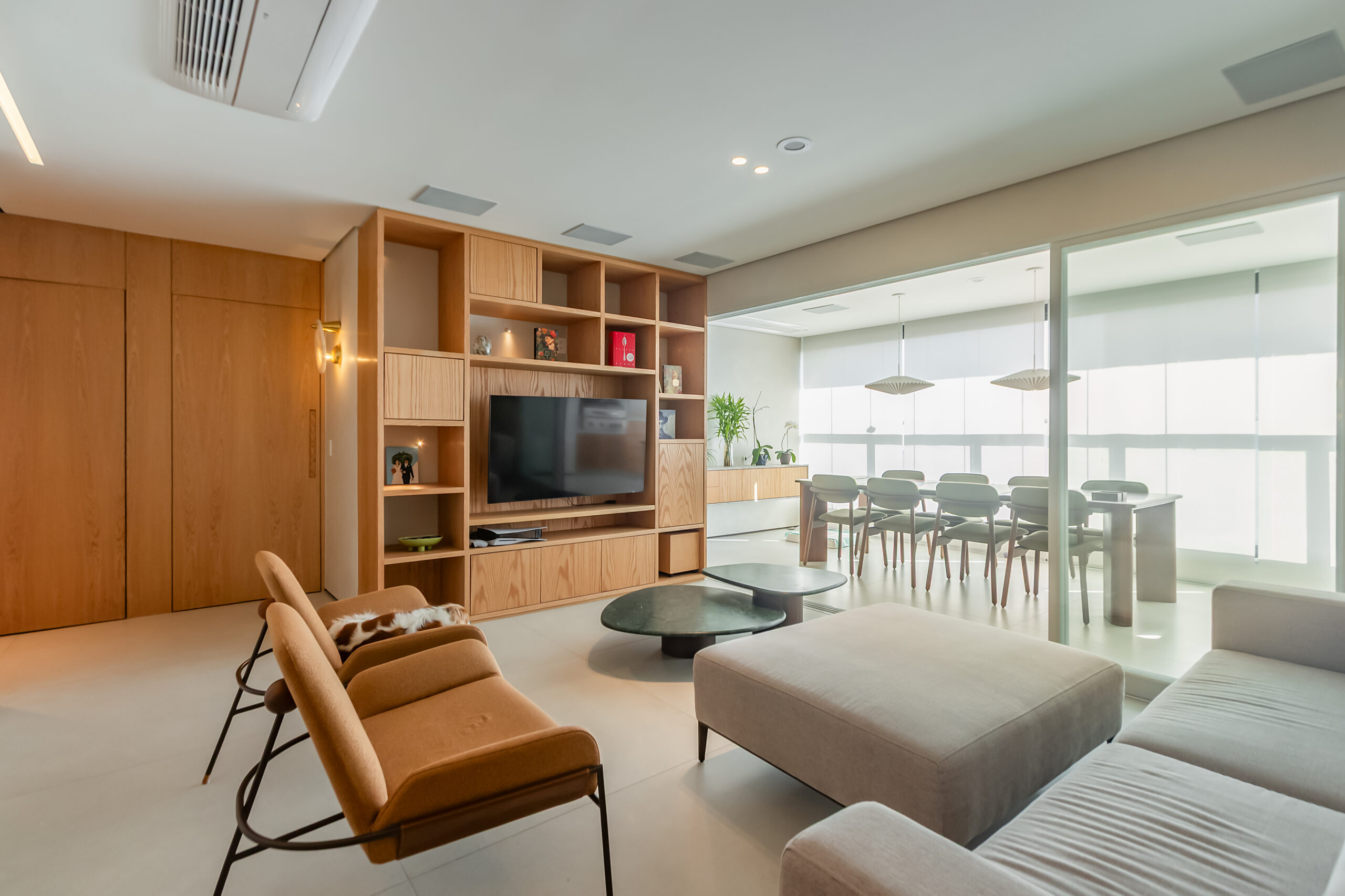 Sala de estar e sala de jantar modernas e minimalistas do projeto Gualaxos